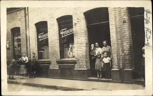 Foto Ak Köln am Rhein, Friseur, Schaufenster, Frauen, Kinder