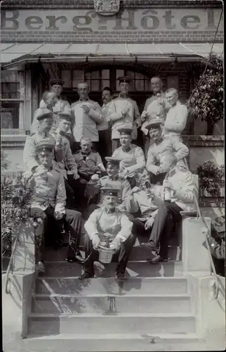 Foto Ak Berg Hotel, Soldaten in Uniformen