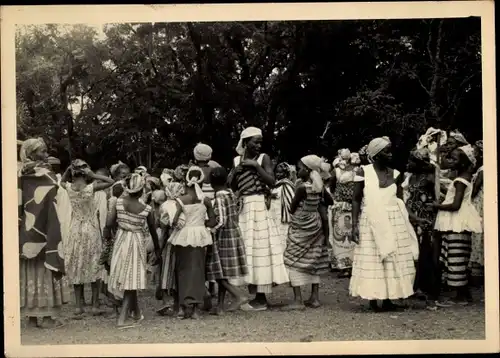 Foto Ak Kindia Guinea, Manifestation Défilé de Femmes