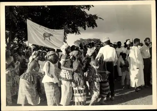 Foto Ak Kindia Guinea, Manifestation Défilé de Femmes