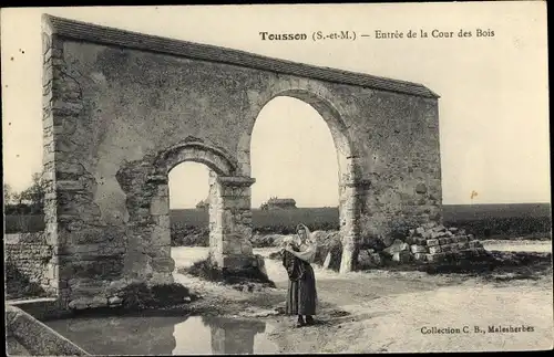 Ak Tousson Seine et Marne, Entrée de la Cour des Bois