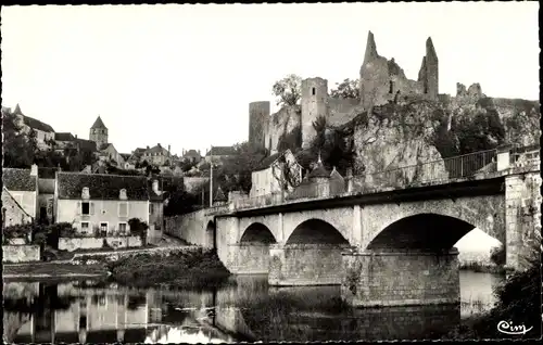 Ak Angles sur l'Anglin Vienne, Ruines du Chateau du XV siecle, Vue generale