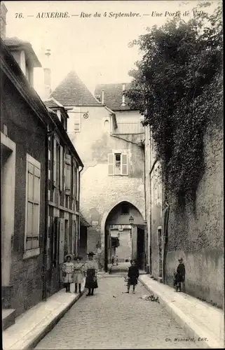 Ak Auxerre Yonne, Rue du 4 Septembre, Une Porte de Ville