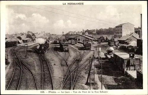 Ak Flers Orne, La Gare, Vue du Pont de la Rue Schnetz, chemin de fer