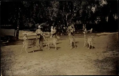 Foto Ak Familie im Streichelzoo, Rehe