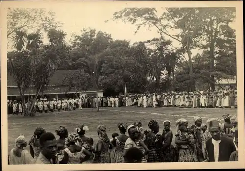 Foto Ak Kindia Guinea, Manifestation festive sur le stade, Foule, Défilé