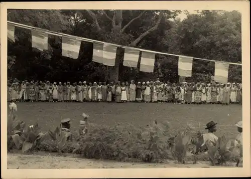 Foto Ak Kindia Guinea, Manifestation festive sur la route, Foule, Défilé