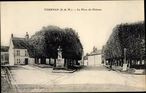 Ak Tournan-en-Brie Seine et Marne, La Place du Château