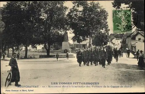 Ak Neufchâteau Vosges, Monument à la memoire des Victimes de la Guerre 1870, Soldaten