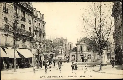 Ak Les Vallées Hauts de Seine, Place de la Gare