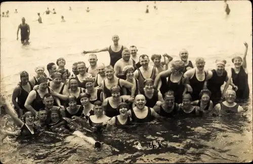 Foto Ak Männer und Frauen in Badekleidung im Wasser