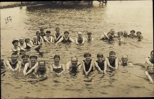 Foto Ak Grömitz in Ostholstein, Männer und Frauen in Badekleidung im Wasser