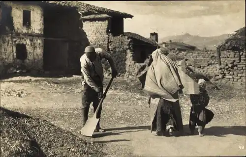 Foto Ak Mazedonien, Mann trennt die Spreu von Körnern, Landwirtschaft, Bauer