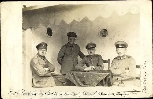 Foto Ak Vier deutsche Soldaten in Uniformen, I. WK