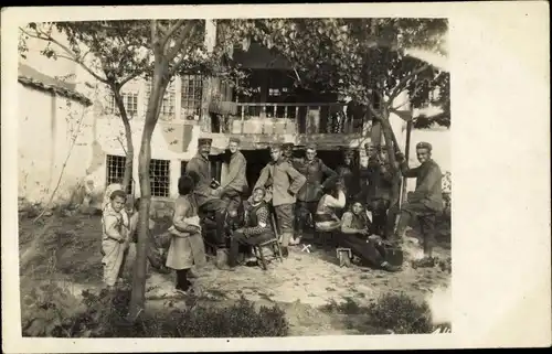 Foto Ak Prilep Mazedonien, Deutsche Soldaten mit Mazedoniern, I. WK