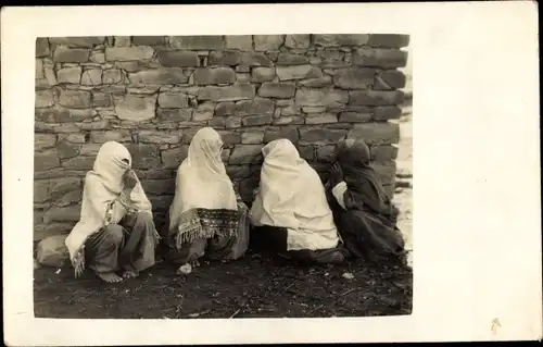 Foto Ak Mazedonien, Verschleierte Frauen vor einer Mauer