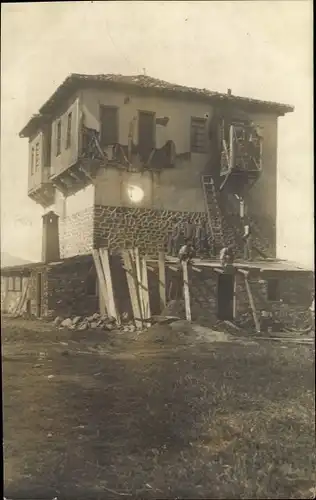 Foto Ak Deutsche Soldaten bauen ein Haus aus