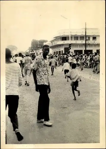 Foto Ak Kindia Guinea, Foule lors d´un défilé