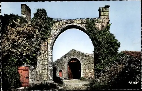 Ak Les Aubiers Nueil-les-Aubiers Deux Sèvres, Milpied, Porte d´Entrée du XVe Siècle