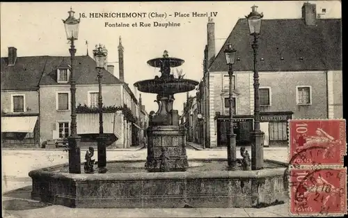 Ak Henrichemont Cher, Place Henri IV, Fontaine et Rue Dauphine