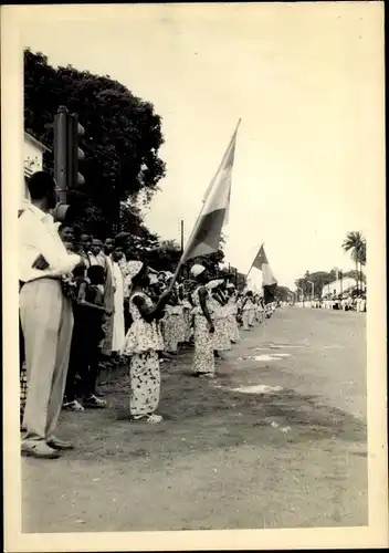 Foto Ak Kindia Guinea, Défilé, Enfants portant Drapeaux