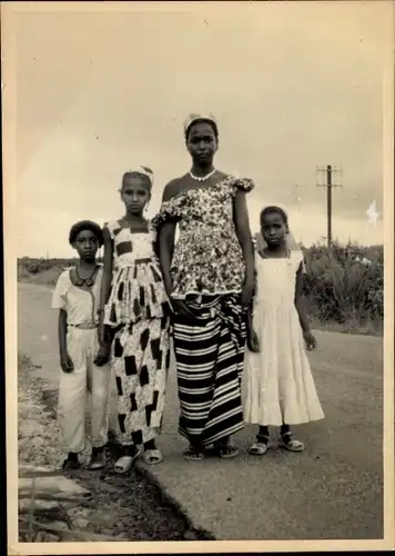 Foto Ak Kindia Guinea, Femme et Enfants au bord de la Route