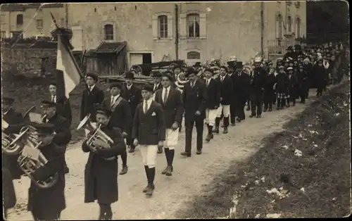 Foto Ak Lothringen Vosges, Festumzug, Musiker, Männer, Fahne