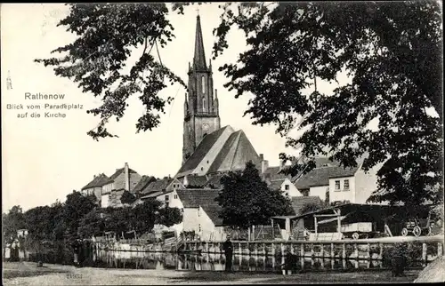 Ak Rathenow im Havelland, Kirche vom Paradeplatz gesehen