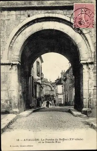 Ak Avallon Yonne, Le Porche du Beffroi et la Grande Rue