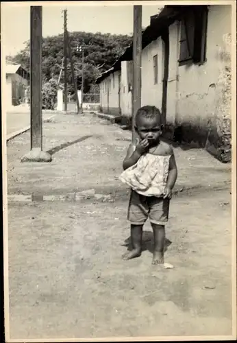 Foto Ak Kindia Guinea, Enfant sur le Bord de la Rue