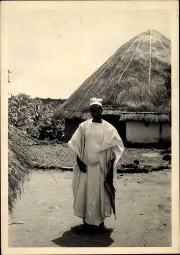 Foto Ak Kindia Guinea, Homme devant une Case