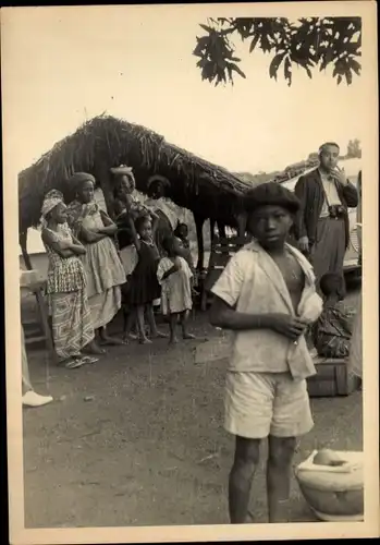 Foto Ak Kindia Guinea, Femmes et enfants dans un Village devant une hutte