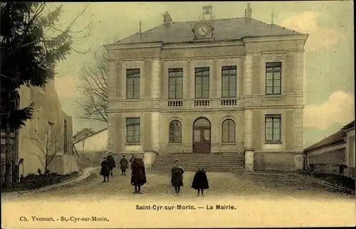 Ak Saint Cyr sur Morin Seine et Marne, La Mairie, vue de face, piétons