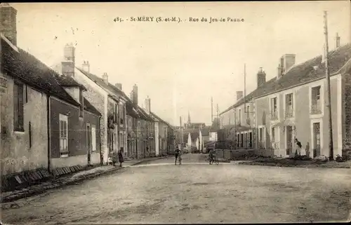 Ak Saint Méry Seine et Marne, Rue du Jeu de Paume, cyclistes