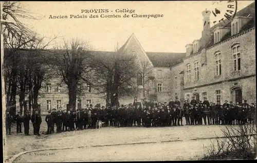 Ak Provins Seine et Marne, Collège, ancien Palais des Comtes de Champagne, groupe d'élèves