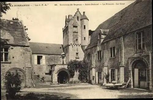 Ak Bayeux Calvados, Saint Gabriel, Le Prieuré, La Cour