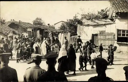 Foto Ak Serbische Hochzeit, Brautpaar, Straße, Kapelle, Soldaten