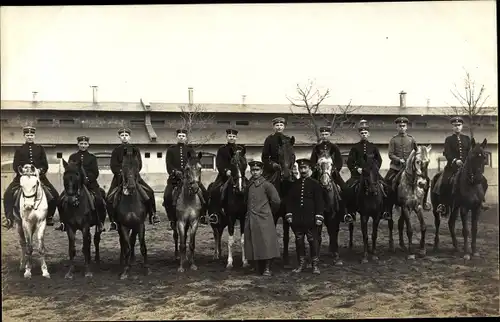 Foto Ak Deutsche Soldaten in Uniform auf der Reitbahn, Frühjahr 1917