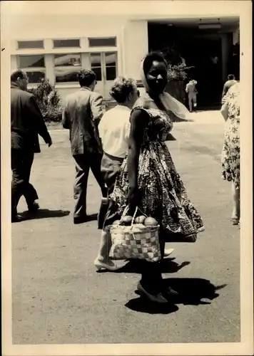 Foto Ak Kindia Guinea, Femme avec Fruits dans un Panier en Ville