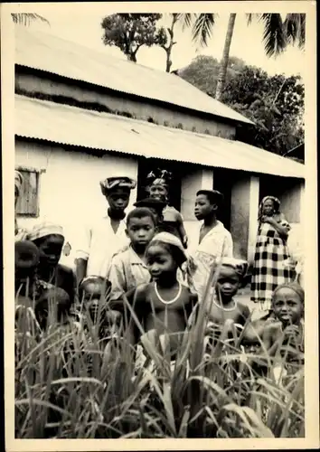 Foto Ak Kindia Guinea, Femmes et Enfants devant un Bâtiment