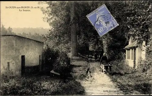 Ak Saint Ouen sur Morin Seine et Marne, La Source, vieille femme avec brouette