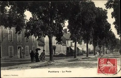 Ak Ponthierry Seine et Marne, La Poste, Avenue, ligne des arbres, piétons