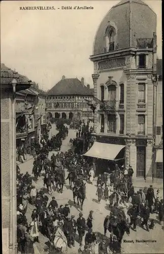 Ak Rambervillers Vosges, Defile d'Artillerie