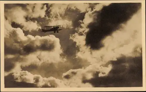 Foto Ak Doppeldecker Flugzeug in den Wolken