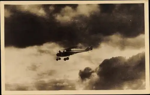 Foto Ak Eindecker Flugzeug in den Wolken