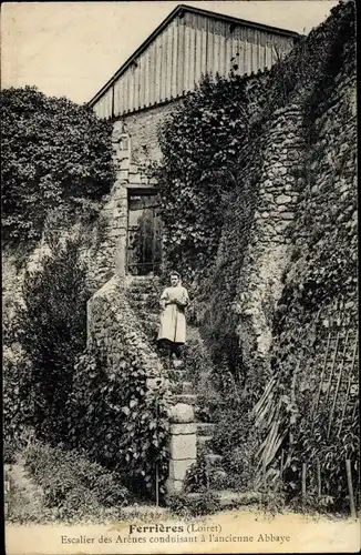 Ak Ferrières Loiret, Escalier des Arènes conduisant à l´Ancienne Abbaye