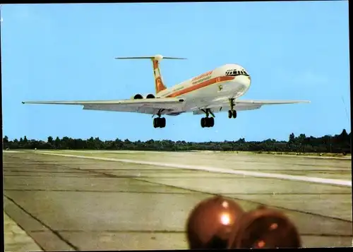 Ak Interflug Flugzeug IL 62 bei der Landung