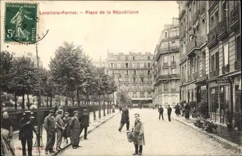 Ak Levallois Perret Hauts de Seine, Place de la République