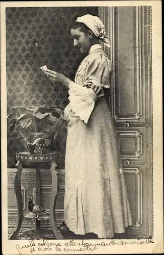 Ak Portrait d´une Jeune Femme lisant un Billet devant une Porte