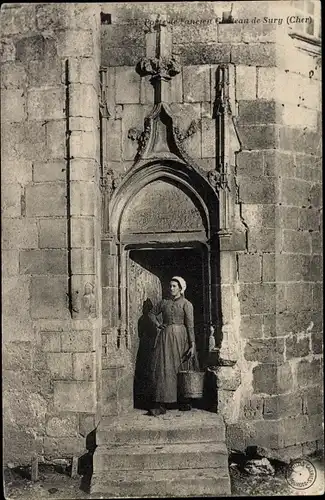 Ak Chateau de Sury Cher, Femme devant une Porte